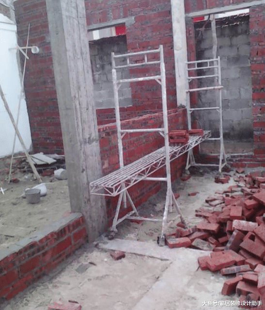 地基、构造柱都用海沙，建好后才知道海沙腐蚀钢筋，心中不是滋味