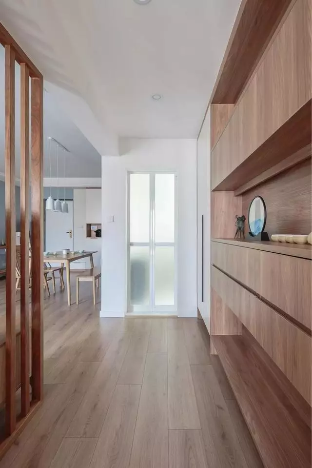 新房用灰蓝和原木色装饰，清爽简约有范，看着也干净利落！