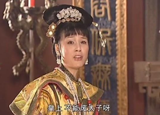 《康熙王朝》中康熙帝为什么不去接洗马桶被砸死的容妃？