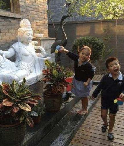 参观刘涛如今住的家，东山再起重新住上豪宅，院子里还有白玉雕像