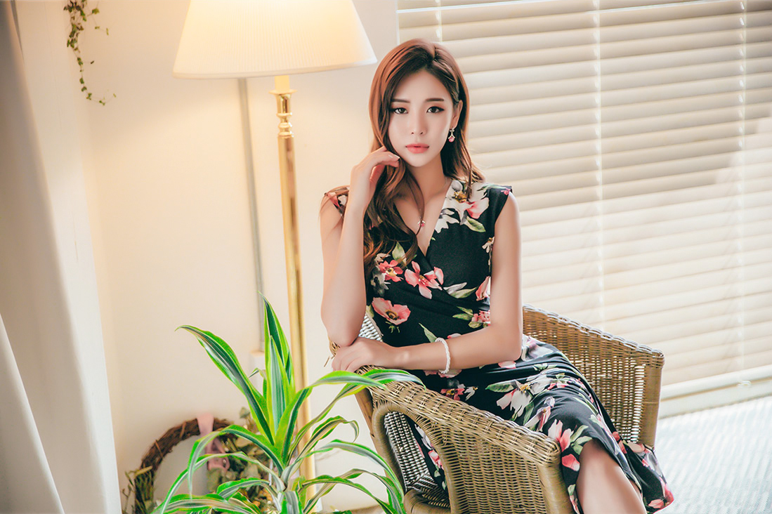 時尚穿搭，氣質優雅的小姐姐，舉手投足間秀出女人曼妙好身材