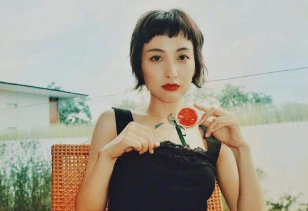 女星“赫本妆”对比，赵丽颖可爱，杨幂美艳，只有她的最像