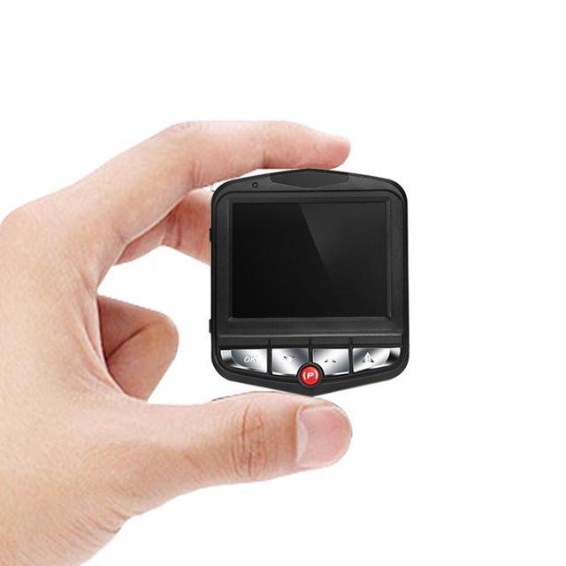 春節收假回家高速堵車，看到一女司機這樣上廁所，高級還不尷尬