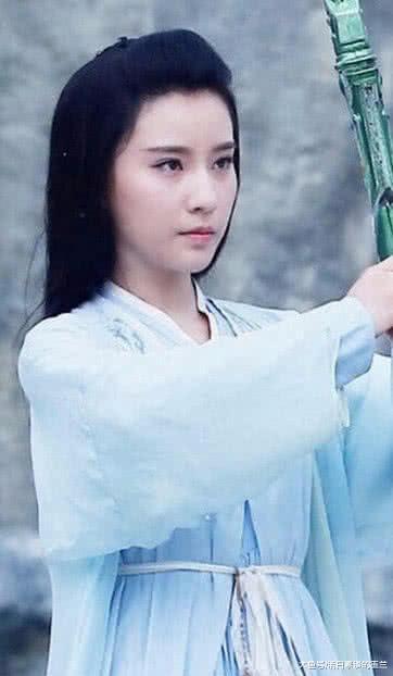 还记得《花千骨》中的“轻水”吗？脱掉古装，认不出来了！