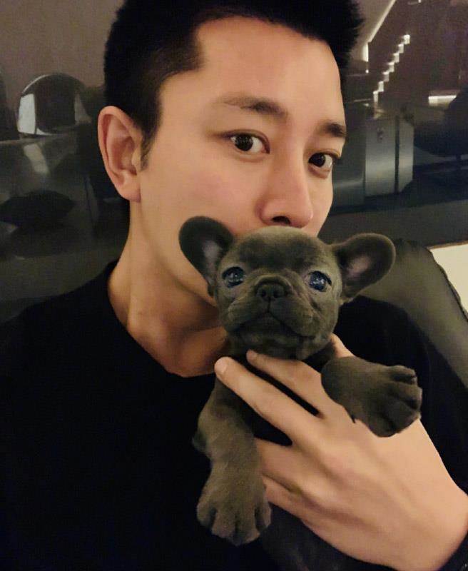 抛开李小璐向前看? 贾乃亮拥“宝贝”公然同框