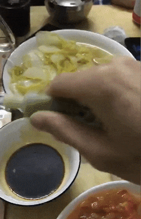 家里吃大餐，二哈蹲在飯桌前蠢蠢欲動，主人的舉動亮了……