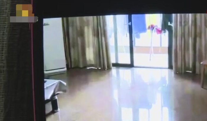 女子花170萬拍下“法拍房”, 驗房的時候崩潰了: 地板有30個洞
