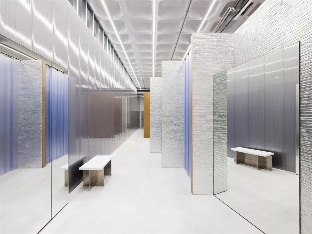 代表着时尚前卫的服装概念店，还能看得出是旧仓库改造的吗？