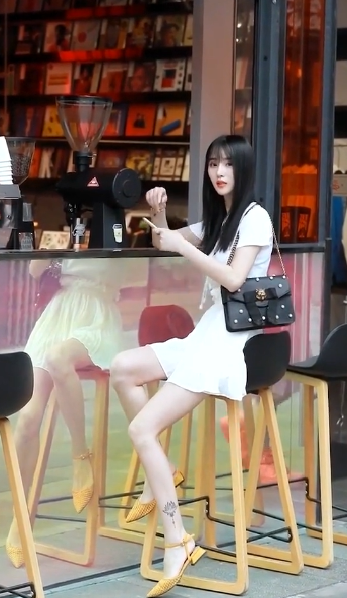 美女这样的一个回眸，能让多少人心动？