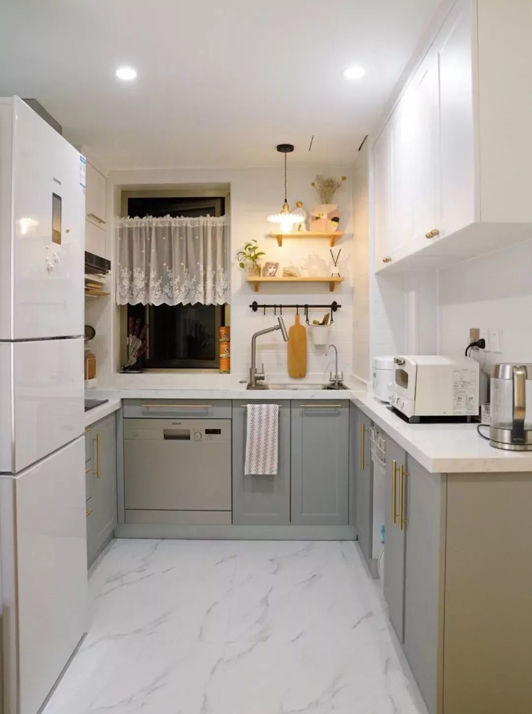 小户型厨房台面不够用？利用墙面做隔板来收纳吧