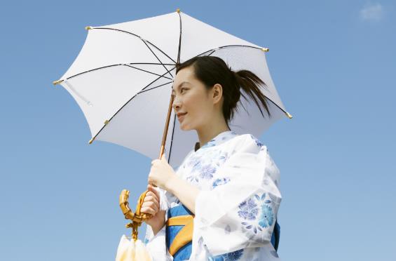 夏天太阳大，穿短裙短袖怕晒黑？这种喷雾喷一喷，紫外线拿你没办法