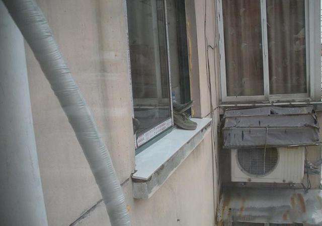 原来窗户下雨经常渗水, 是工人少了这个步骤, 赶紧回家检查!