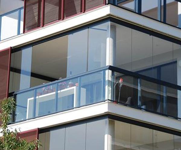 为什么聪明人封阳台不用塑钢？有钱人都装这种，既美观又实用！