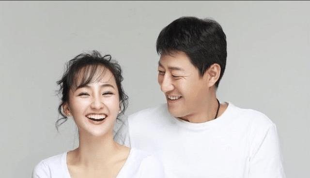 走红后抛弃发妻，娶小13岁女友连生3胎，今一家人超幸福