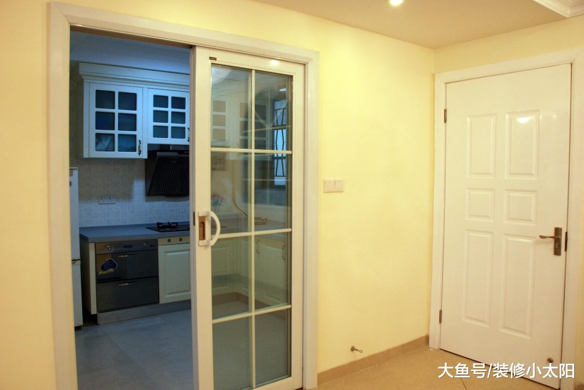 头次见厨房不装推拉门，这种设计实用又美观，后悔我家发现晚了