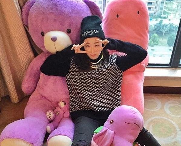 带你看看蒋梦婕现实的家，吃饭要配洋酒，落地窗外都是高档小区