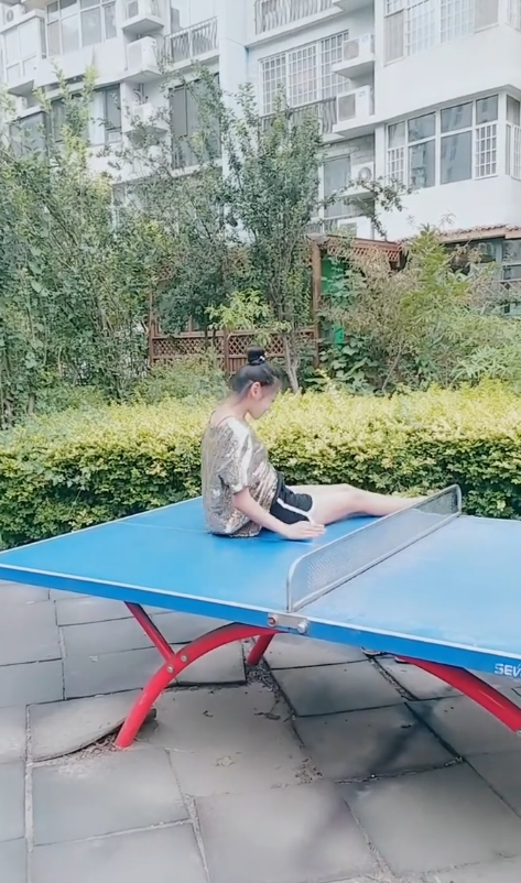 丸子头的小美女，球台上就能这么秀！