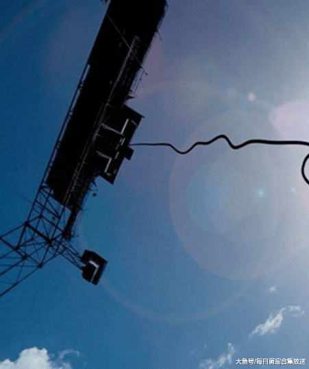 美女因恐高玩蹦极走红，抱闺蜜大腿遭工作人员强拉，网友：丢下去