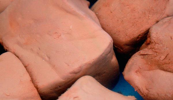 吃猪血后排出的粪便是黑色的，正常吗？哪些人不宜吃猪血？