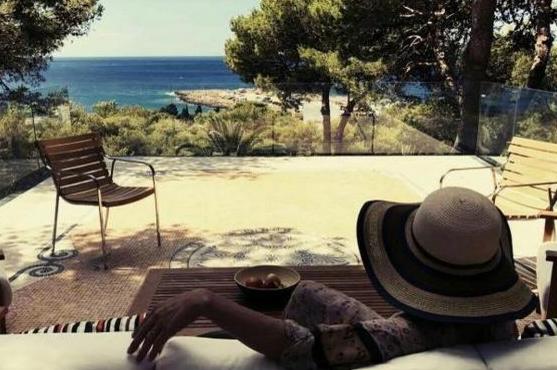 参观金星在欧洲的豪宅，直接买下一个岛盖别墅，出门就是大海