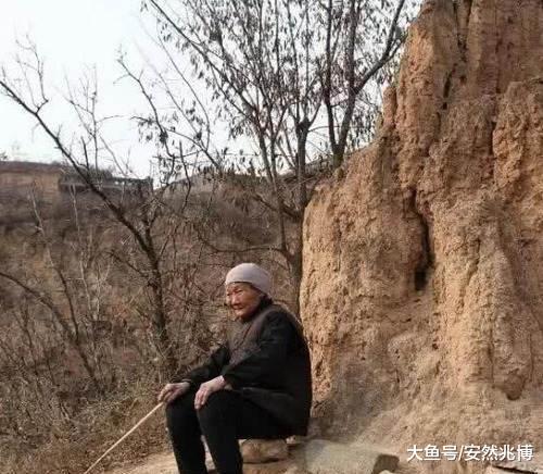 俗语：“宁可夜宿荒坟，不可旅居古刹”，说的是啥意思？