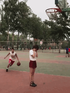 爆笑GIF：兄弟，你走路能不能稳一点，晃得我都看不清手机屏幕了