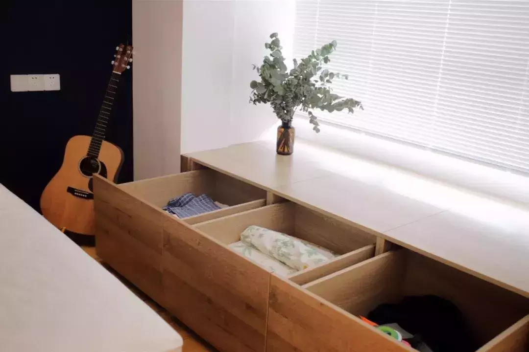 给飘窗装上了抽屉, 小户型要利用每一个角落做好收纳