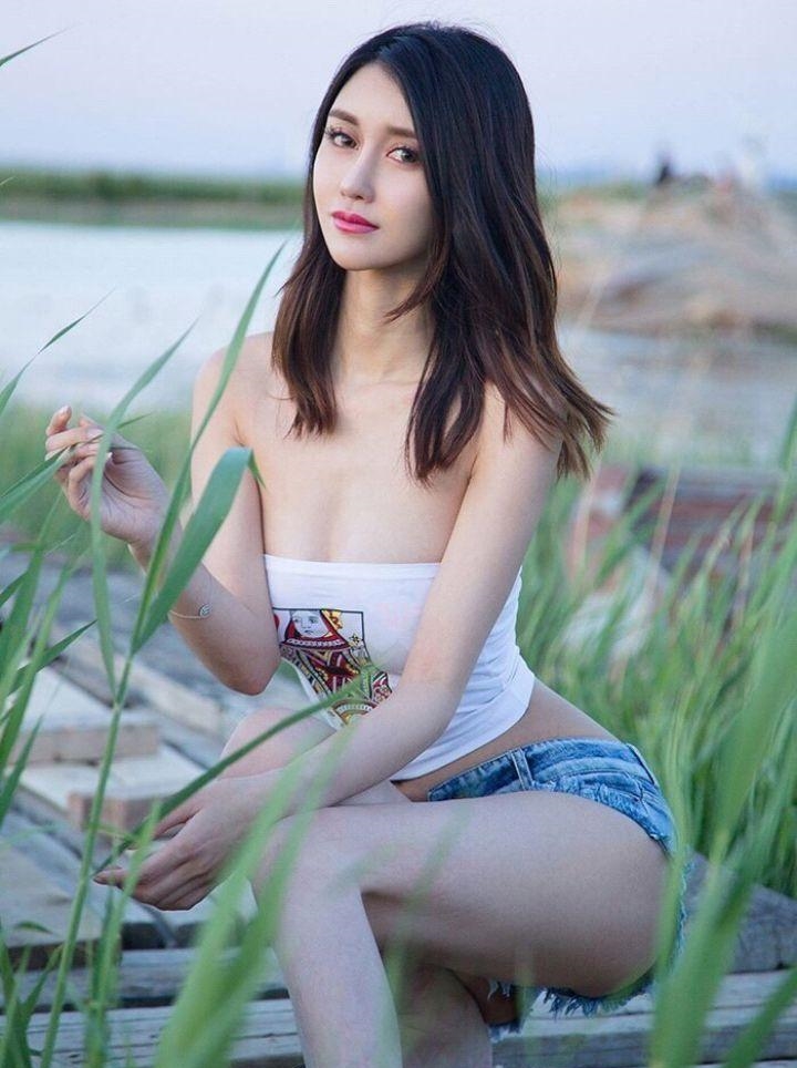 牛仔短裤室外摄影，很有让人心动的感觉