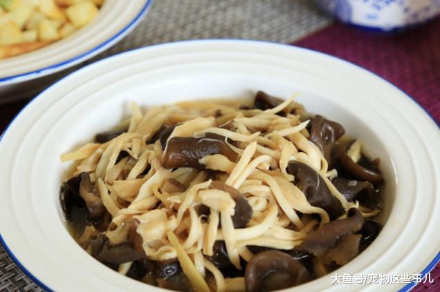 有着鲍鱼的鲜杏仁的香，这样炒出来简直比肉都好吃，特别的爽脆