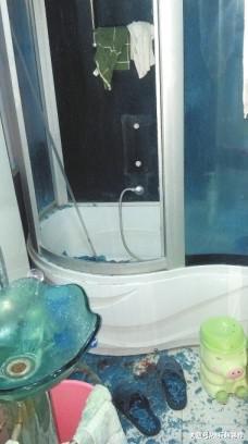 酒店浴室玻璃自爆，女孩被炸伤，快检查你家淋浴房贴膜了吗？