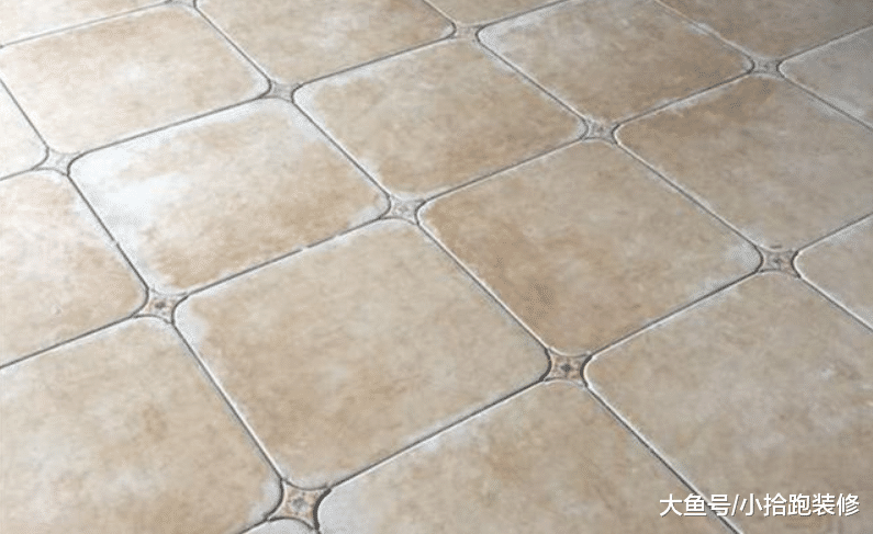 瓷砖铺好, 请师傅来做美缝, 可当朋友看到后, 却急忙阻止我