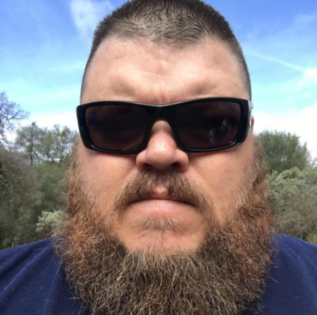 狗狗坐在路中间拦住司机，本以为它想要食物，可它却救了主人一命