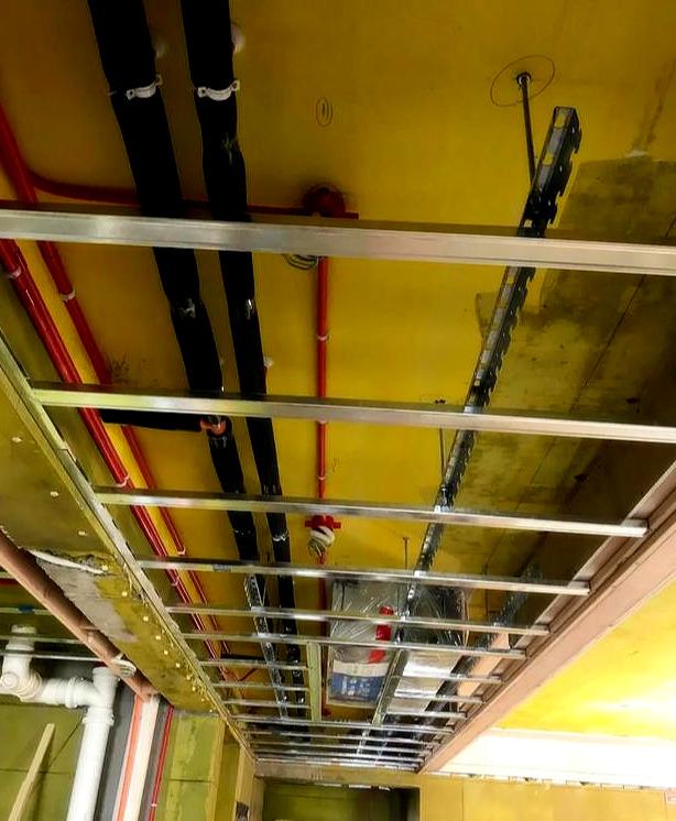 滑头木工做吊顶时偷工减料，却被懂行的业主揪出5大问题，活该