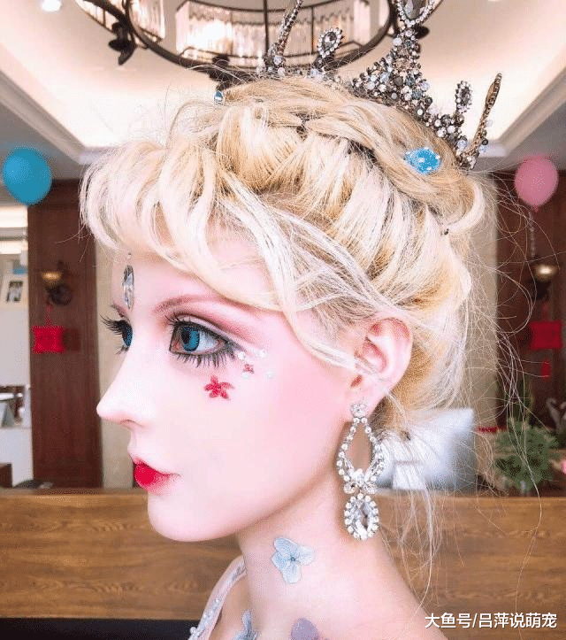 第一真人芭比迪丽拉素颜让人意外，但是妆后真的惊艳，还是带妆吧