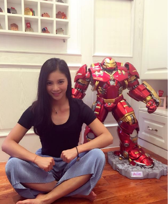 晒晒何姿住的豪宅，全屋墙面都设计了石膏线，装修既时尚又好看