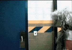 姑娘以后公车上睡觉还是坐在靠窗位置吧, 不然一刹车多尴尬