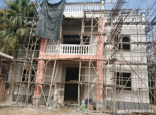 花了22万回村建房随心意，一二层大门宽高不一致被邻居怼不对称