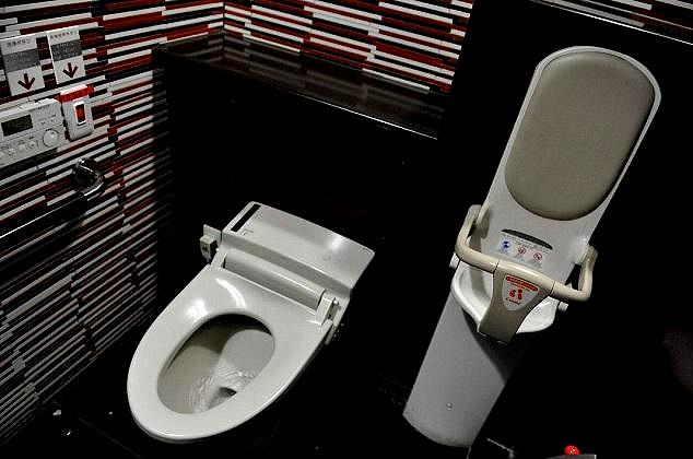 人流量大的公共厕所里只有坐便，你用吗？