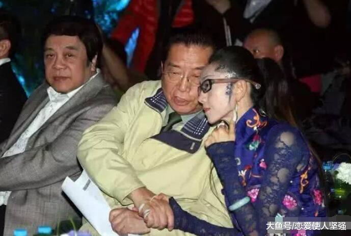 杨丽萍和李双江热聊，网友：在下不配和她握手！