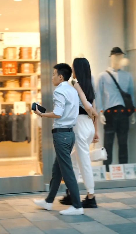 他这么矮，凭什么能找你当老婆，是因为有钱吗？