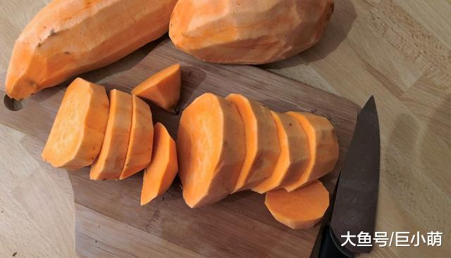 红薯常见又便宜，为什么能成为狗狗的鲜粮，它们对狗到底有多重要