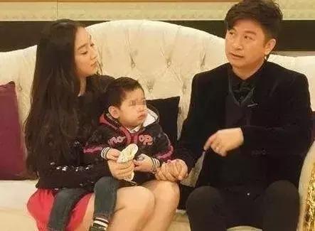黄舒骏与90后妻子生活照，求了二十多次婚才成功，儿子很可爱