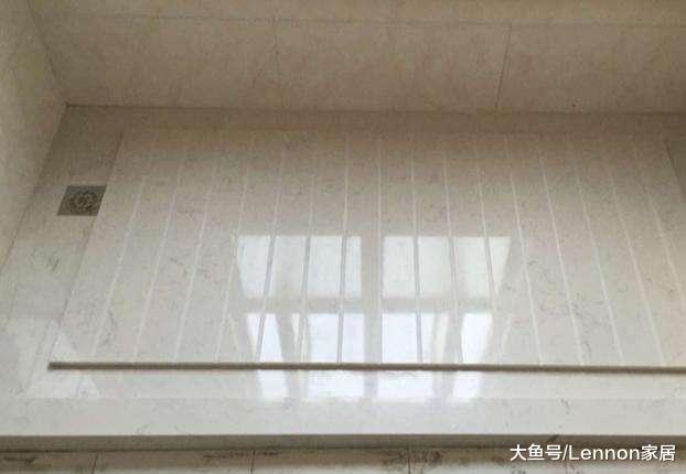 卫生间装修，现在淋浴房都流行装这种排水槽，下水快又美观