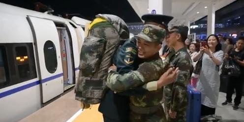 火箭军受阅官兵归队变追星现场，被群众包围求合影