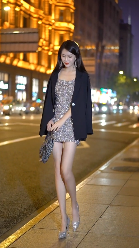 如此美丽的夜景都没有你这一件闪亮的吊带裙瞩目