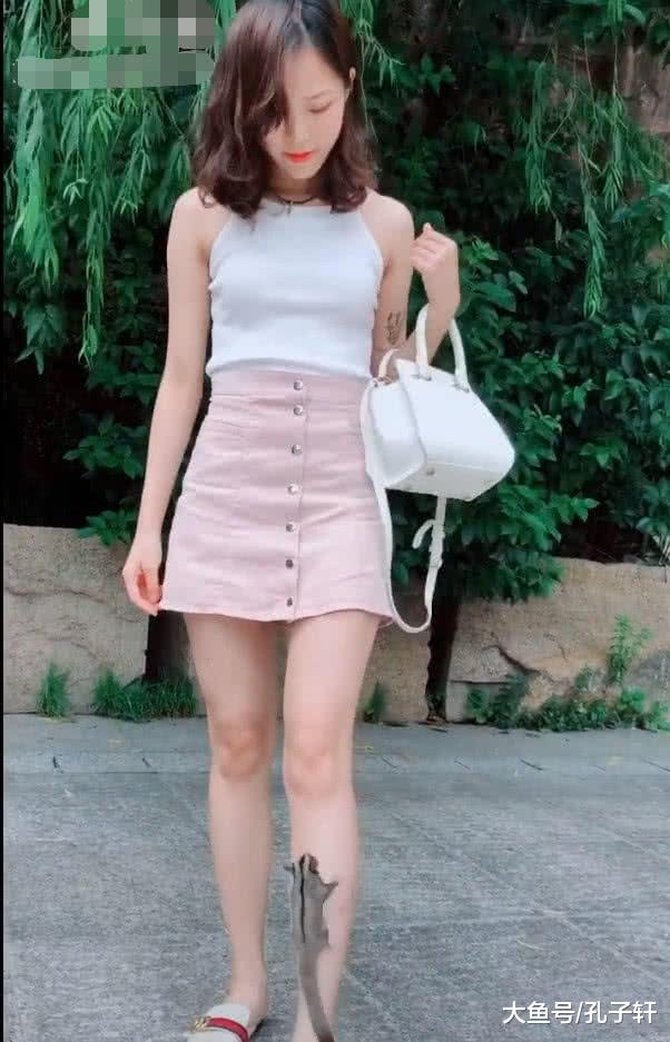 小姐姐胆子真大, 身着短裙任由“密袋鼠”在身上攀爬, 真怕它迷路