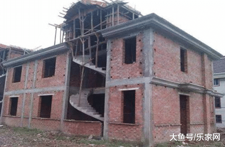 农村自建房为节省费用，把房子盖成危楼，实在是吓人！
