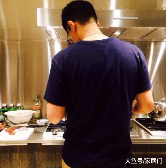 带你参观杨千嬅住的豪宅，书房塞满了书籍，平时也是爱看书之人