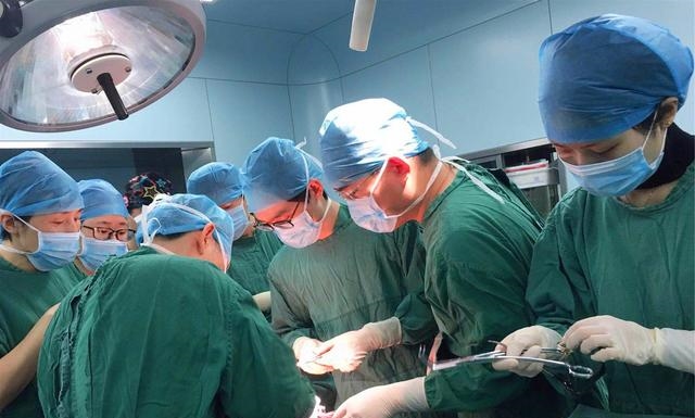 61岁大爷高温泡脚，突发脑梗，医生：这5大习惯，改掉一个也不至于此