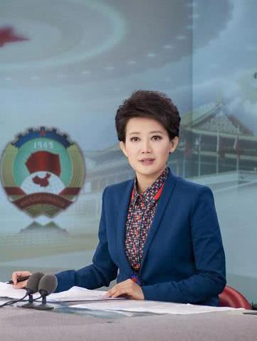 央视知名主持人，出镜23年从没化过妆，今46岁仍单身